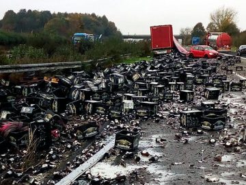 Een opmerkelijke grote stapel bierflessen aan de zijkant van de Duitse snelweg.