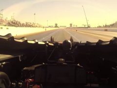 De video toont de bestuurder die een dragracebaan van 0-508 km/u in minder dan 4 seconden bevat.