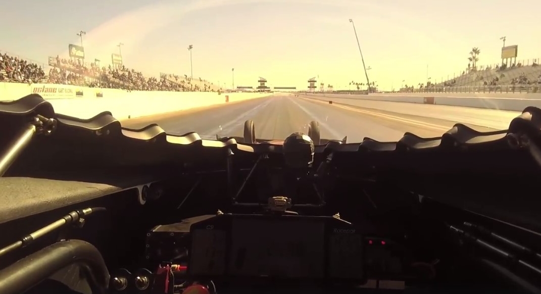 De video toont de bestuurder die een dragracebaan van 0-508 km/u in minder dan 4 seconden bevat.