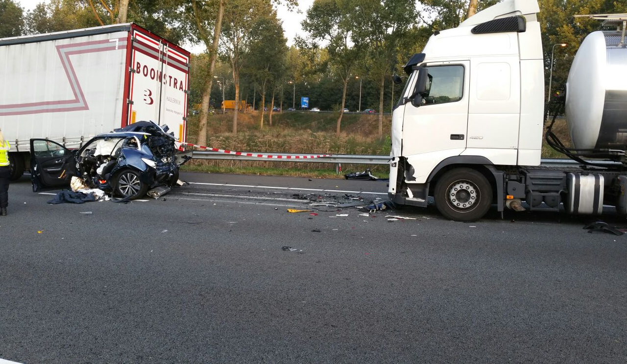 Een Renault Kadjar en een auto aan de kant van de weg.