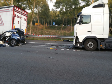 Een Renault Kadjar en een auto aan de kant van de weg.