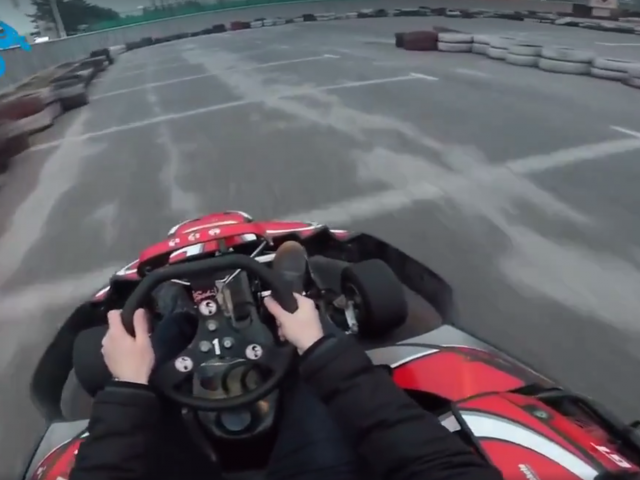 Een persoon die een skelter op een baan bestuurt en probeert zijn snelheid te maximaliseren terwijl hij tegenstanders probeert binnen te halen.