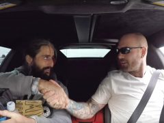 Twee mannen onderscheiden elkaar de hand in de achterbank van een auto; een dakloze man en een Lamborghini-eigenaar die samen de dag van zijn leven ervaren.