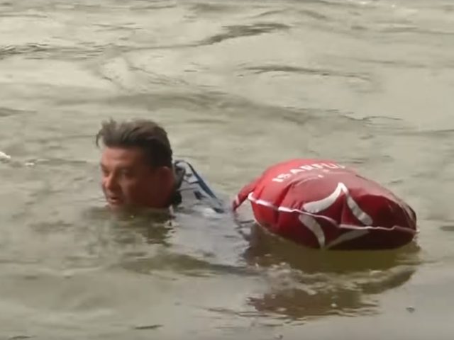 Man zwemt naar werk