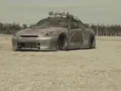Een video van de meest brute Nissan GT-R geparkeerd in de woestijn.