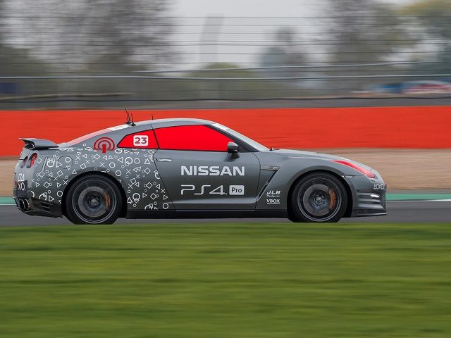 Met controller bediende Nissan GT-R raast met 210 km/u over circuit