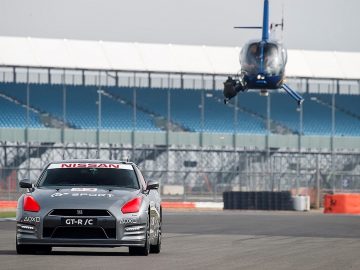 Met controller bediende Nissan GT-R raast met 210 km/u over circuit