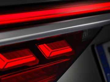 De achterlichten van een Audi worden verlicht met rode lampen, waardoor de kwaliteitscontrole gewaarborgd is.