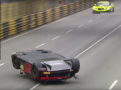 Een video toont een Audi R8 LMS die neerstort op een racecircuit in Hong Kong.