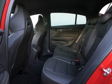 Het interieur van een Opel Insignia GSi uit 2018 met zwarte stoelen.