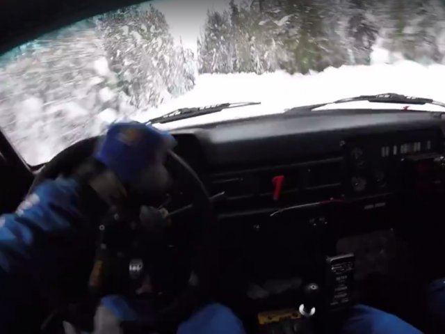 Een persoon die rallyvaardigheden van het volgende niveau demonstreert terwijl hij op een sneeuwscooter in een besneeuwd gebied rijdt.