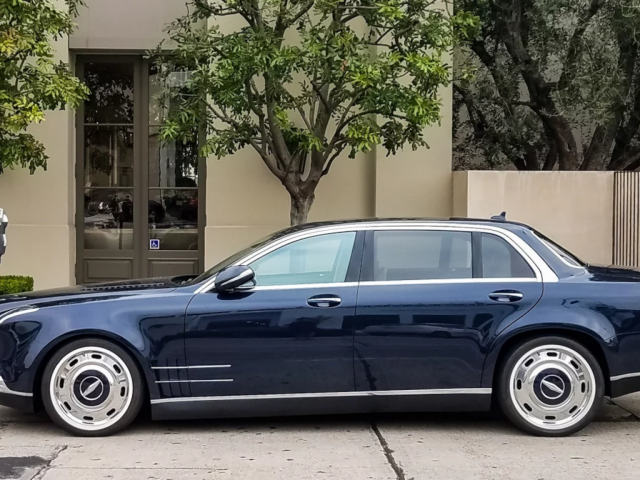 De Mercedes S600 Royale staat voor een gebouw geparkeerd.