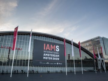 Een groot gebouw met een bord waarop International Amsterdam Motor Show 2018 staat.