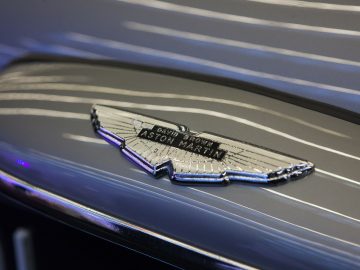 Een Aston Martin-badge op de motorkap van een auto op de International Amsterdam Motor Show 2018.