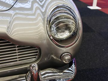 Op de International Amsterdam Motor Show 2018 is een zilveren auto te zien.