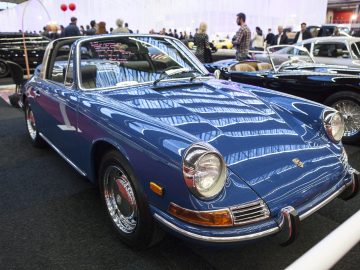 Een blauwe Porsche-auto is te zien op de International Amsterdam Motor Show 2018.