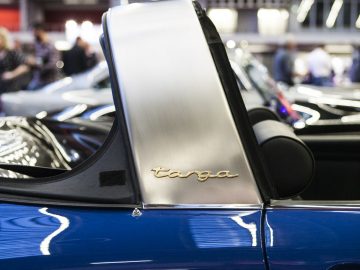 Een blauwe Porsche-sportwagen staat geparkeerd op de International Amsterdam Motor Show 2018.