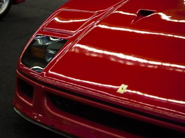 Een rode sportwagen staat geparkeerd in een garage op de International Amsterdam Motor Show 2018.