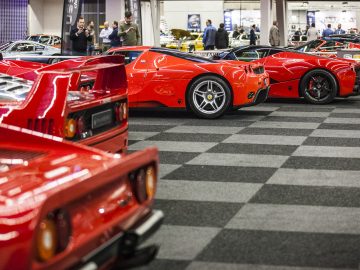 Een groep rode sportwagens geparkeerd in de showroom op de International Amsterdam Motor Show 2018.