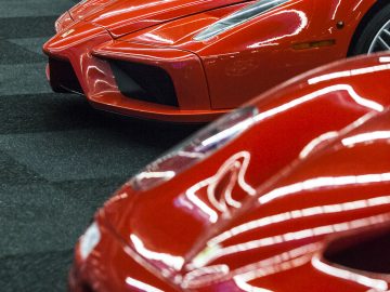 Een rij rode sportwagens op de International Amsterdam Motor Show 2018.
