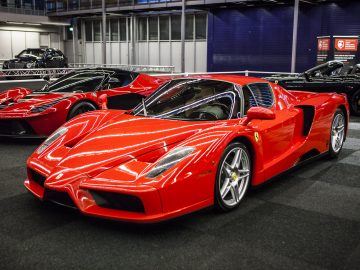 Twee rode sportwagens geparkeerd in een garage op de International Amsterdam Motor Show 2018.