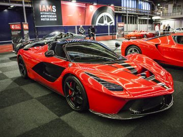 Een rode sportwagen is te zien op de International Amsterdam Motor Show 2018 in een showroom.