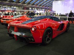 Een rode sportwagen geparkeerd in de showroom van de International Amsterdam Motor Show 2018.