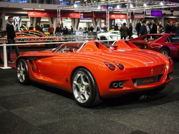 Een rode sportwagen is te zien op de International Amsterdam Motor Show 2018.