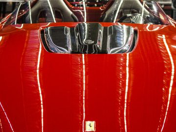 De motorkap van een rode sportwagen die te zien was op de International Amsterdam Motor Show 2018.