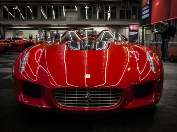 Een rode sportwagen is te zien op de International Amsterdam Motor Show 2018.
