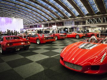 Een groep rode sportwagens geparkeerd in de kamer op de International Amsterdam Motor Show 2018.