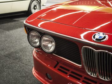Een rode BMW staat geparkeerd in de showroom van de International Amsterdam Motor Show 2018.