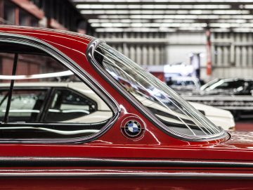 Een rode BMW staat geparkeerd in de garage van de International Amsterdam Motor Show 2018.