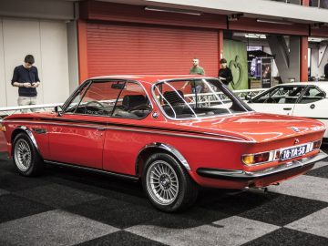 Een rode BMW staat geparkeerd in de showroom van Amsterdam International Motor Show 2018.