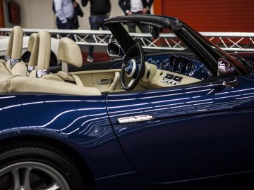 Een blauwe sportwagen staat geparkeerd in de showroom van de International Amsterdam Motor Show 2018.