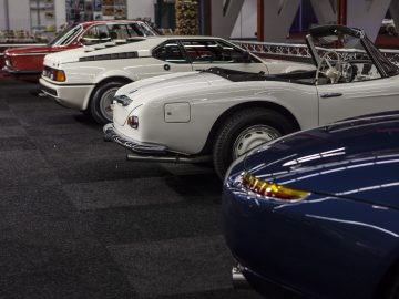 Een rij klassieke auto's geparkeerd in de garage van de International Amsterdam Motor Show 2018.
