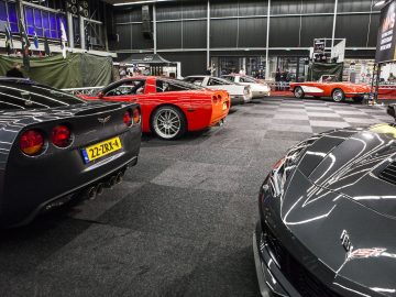 Chevrolet-korvetten geparkeerd in een garage op de International Amsterdam Motor Show 2018.