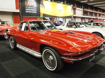 Een rode Chevrolet Corvette is te zien op de International Amsterdam Motor Show 2018.