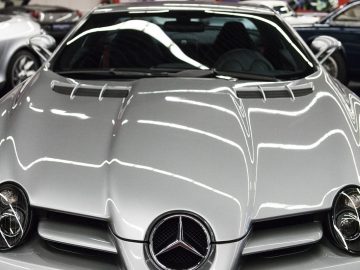 Een zilveren Mercedes-Benz SLS geparkeerd op de International Amsterdam Motor Show 2018.