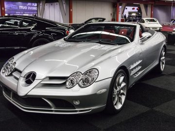 Een zilveren Mercedes SLK geparkeerd in de showroom van de International Amsterdam Motor Show 2018.