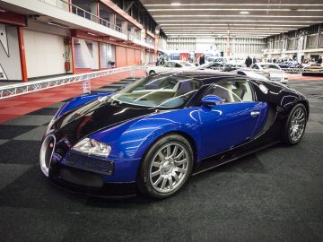 Een blauw-zwarte Bugatti Veyron geparkeerd in een garage op de International Amsterdam Motor Show 2018.