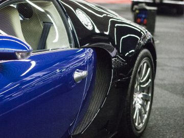 Een blauwe Bugatti Veyron te zien op de International Amsterdam Motor Show 2018.
