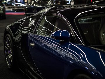 Een blauwe Bugatti Veyron tentoongesteld op de International Amsterdam Motor Show 2018.