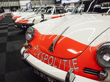 Een groep Porsche-auto's geparkeerd in een garage op de International Amsterdam Motor Show 2018.