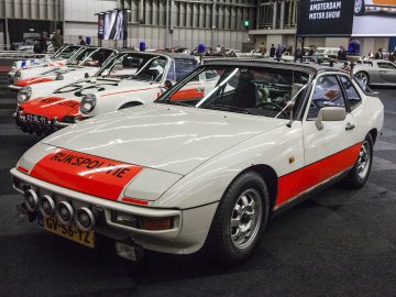 Een groep sportwagens geparkeerd in een kamer op de International Amsterdam Motor Show 2018.