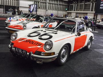 Een groep Porsche-auto's geparkeerd op de International Amsterdam Motor Show 2018.