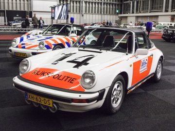 Twee Porsche 911 auto's geparkeerd in een garage op de International Amsterdam Motor Show 2018.