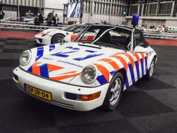 Een Porsche 911 geparkeerd op de parkeerplaats van de International Amsterdam Motor Show 2018.