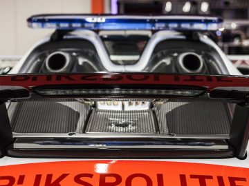 Een politieauto staat geparkeerd in een garage voor de International Amsterdam Motor Show 2018.