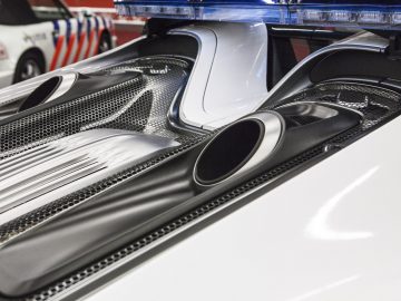 De motorkap van een witte Porsche 911 tentoongesteld op de International Amsterdam Motor Show 2018.